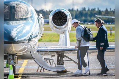 Odegaard dilihat menggunakan topang ketiak semasa menaiki pesawat peribadi. Foto Agensi