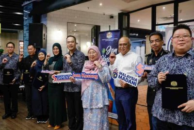 Fuziah Salleh (empat dari kanan) pada Majlis Pelancaran Kempen Perangi Gula 'Jom Kosong Lebih Murah' pada Rabu. Foto Bernama