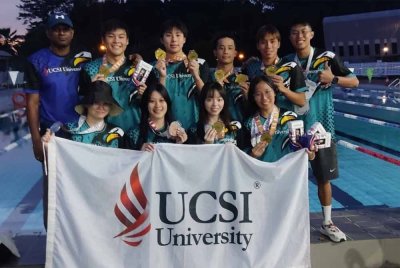 Pasukan perenang UCSI University bergambar bersama selepas majlis penyerahan pingat SUKIPT UUM 2024 di Pusat Aquatik UUM, Sintok pada petang Rabu.