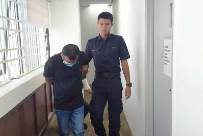 Narendran (kiri) didakwa dengan lima pertuduhan di Mahkamah Majistret Ipoh pada Khamis.