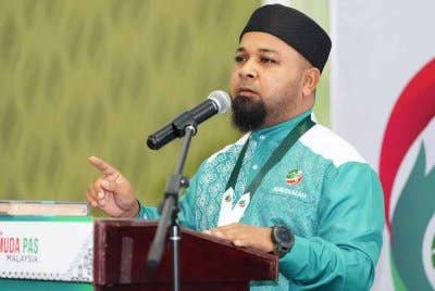 Aubidullah ketika sesi perbahasan di Muktamar Dewan Pemuda Pas kali ke-65 yang berlangsung di Kompleks Al-Makmur di Kerdau pada Khamis.