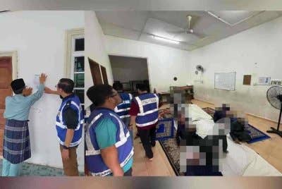 Notis penutupan madrasah ditampal di premis tersebut. Sebuah madrasah yang mempunyai kaitan dengan sebuah syarikat terkemuka diserbu JHEAINS