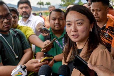 Hannah (kanan) ditemui media pada Mini Kejohanan Para Olahraga di Setiawangsa, Kuala Lumpur pada Khamis. Foto Bernama