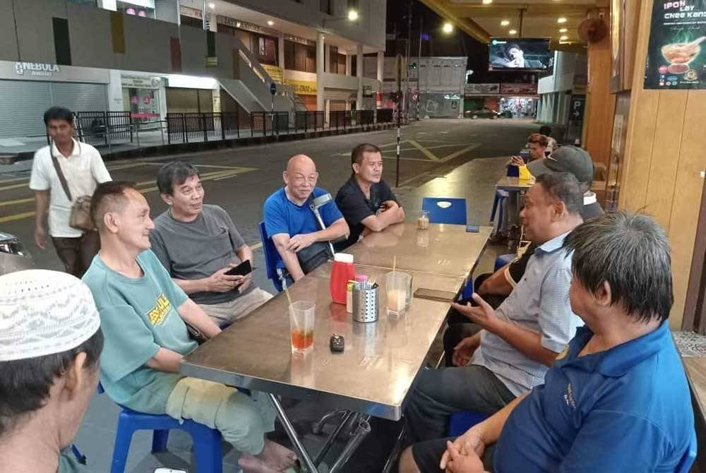 Sesi sembang santai di kedai kopi menghimpunkan pelbagai lapisan masyarakat.