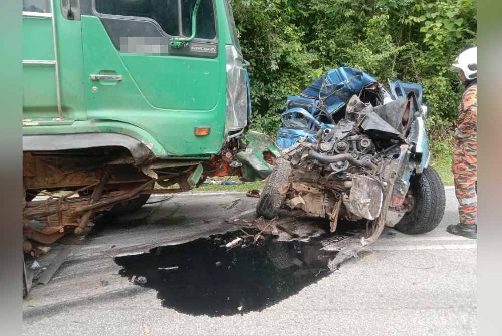 Keadaan kenderaan yang terlibat dalam kemalangan di Jalan Lata Belatan berhampiran Kampung Kuala Kubang di sini pada Khamis. Foto PDRM