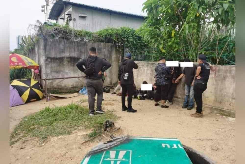 Antara individu yang ditahan menerusi Op Sarang di sekitar Kajang dan Klang, Selangor, baru-baru ini.