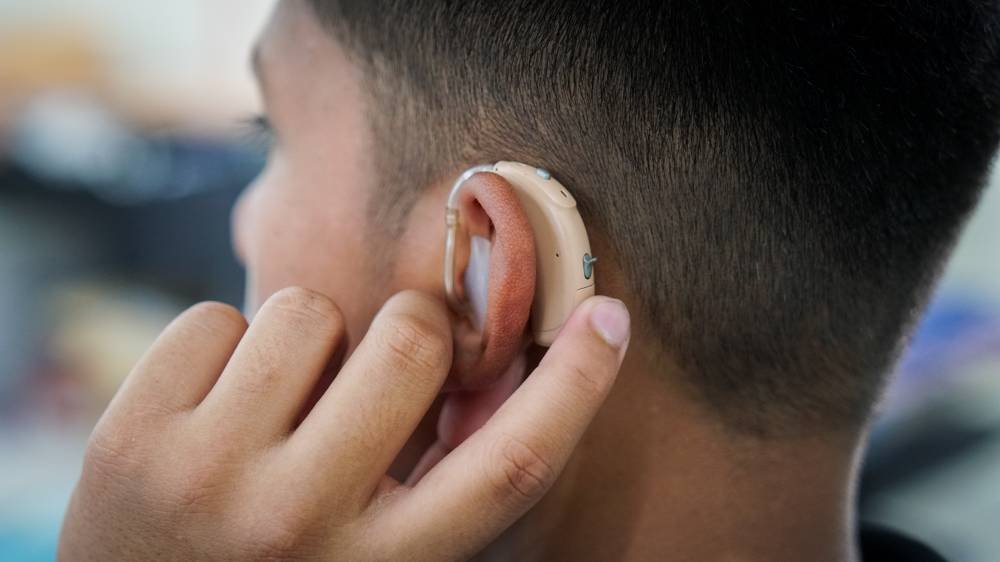 Alat bantuan pendengaran yang diterima Muhammad Arman memberikan kemudahan kepadanya untuk belajar dan berinteraksi dengan masyarakat.