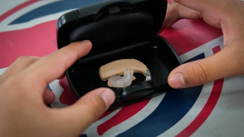 Alat bantuan pendengaran yang diterima Muhammad Arman memberikan kemudahan kepadanya untuk belajar dan berinteraksi dengan masyarakat.