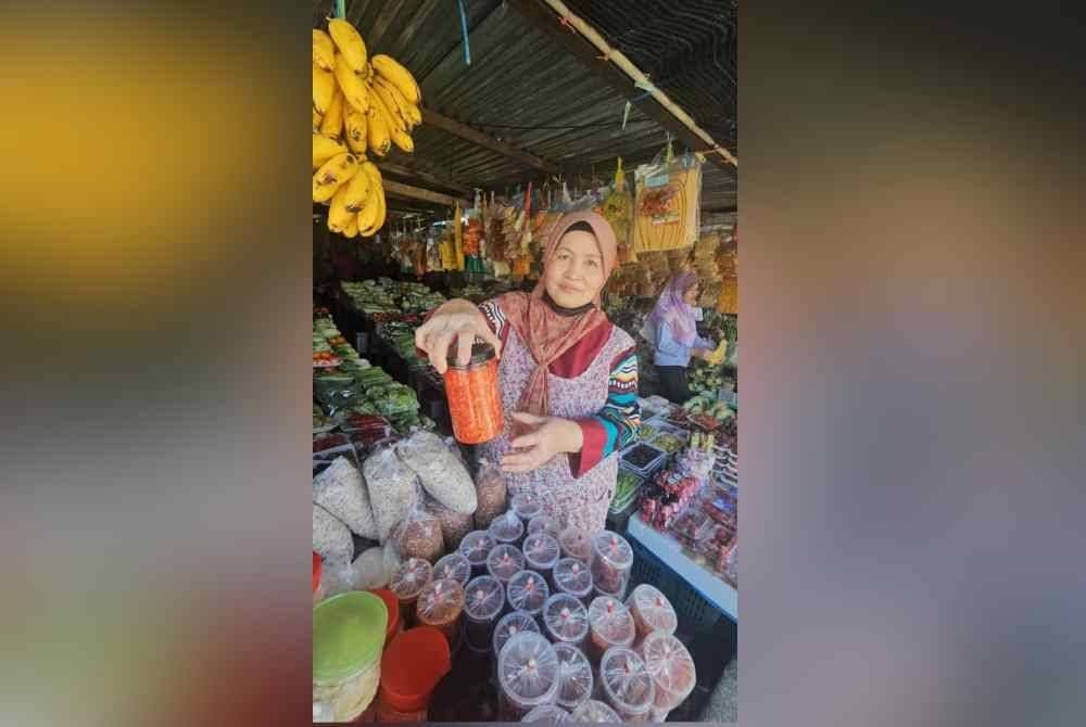 Rosnah antara wanita yang berniaga di gerai menjual sayur dan buah di Pekan Kundasang.