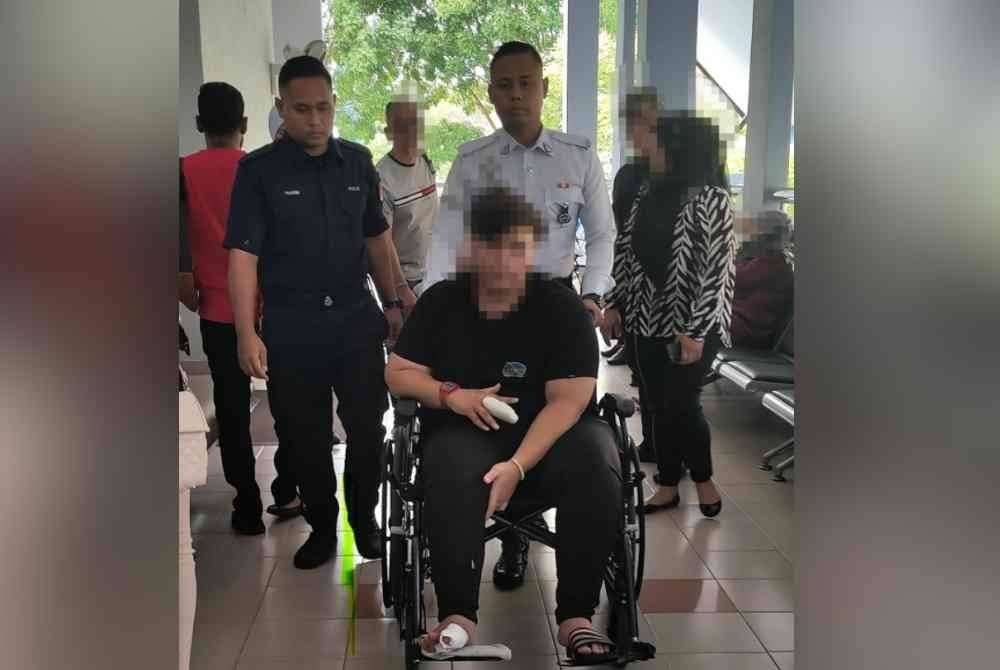 Tertuduh berkerusi roda ketika hadir ke mahkamah