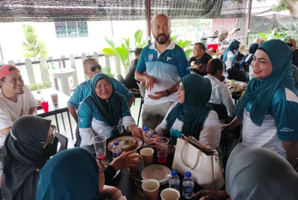 Muhkriz bersama ahli Pejuang di sebuah kedai makan di bandar Kluang pada Jumaat.