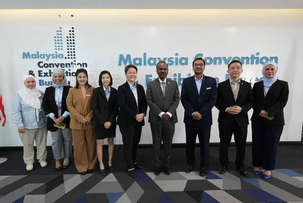 Sivakumar (empat dari kanan) dilantik sebagai pengerusi baharu MyCEB berkuat kuasa 30 Ogos 2024.