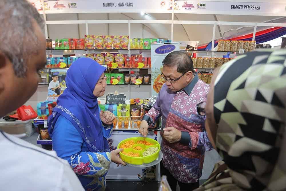 Muhd Khair Razman ketika 'walkabout' di Laman Usahawan Desa @ MAHA 2024 pada Jumaat.