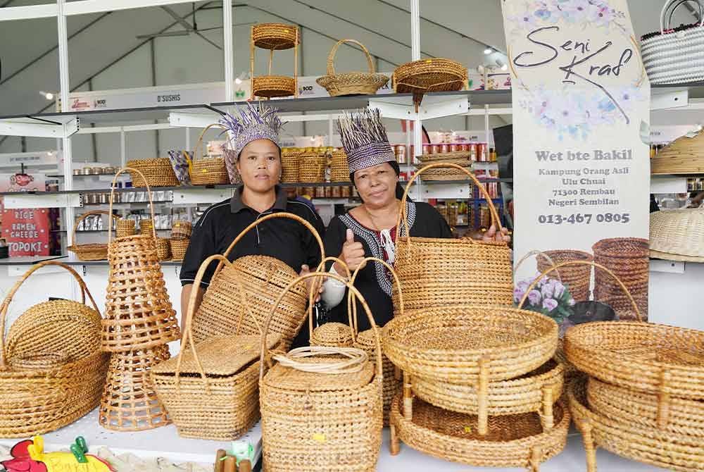 Wet bersama produk kraftangannya di Laman Usahawan Desa @ MAHA 2024 pada Jumaat.