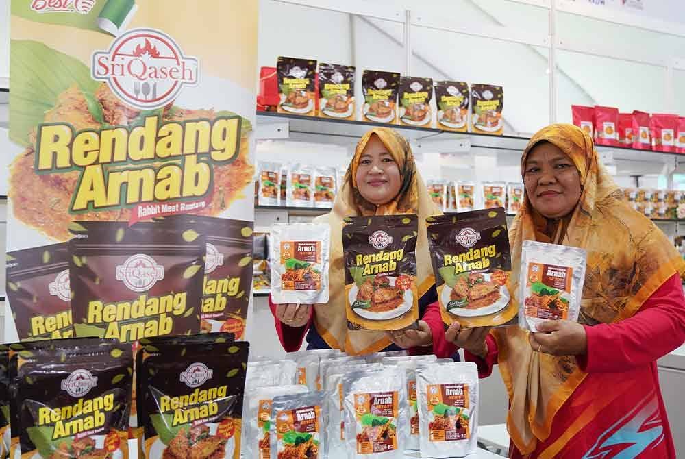 Rohana (kiri) bersama produk berasaskan arnab di Laman Usahawan Desa @ MAHA 2024 pada Jumaat.