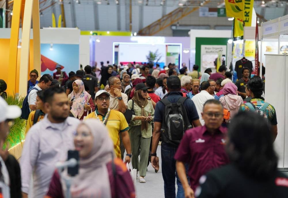 Orang ramai berkunjung di Dewan A, MAEPS sempena MAHA 2024.