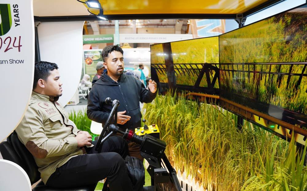 Orang ramai berpeluang untuk merasai pengalaman mengendalikan jentera penuaian padi di Dewan A pada MAHA 2024.