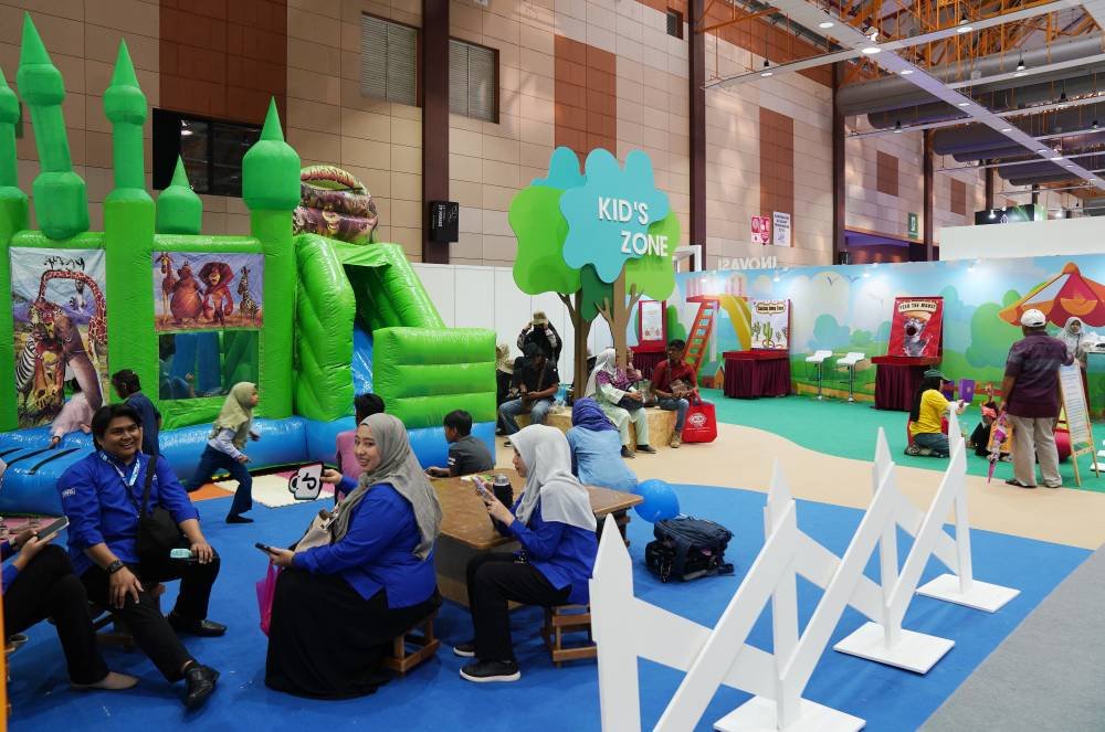 Dewan A turut menyediakan ruangan kanak-kanak bagi memudahkan ibu bapa mendapatkan informasi di ruangan berhampiran di Dewan A, MAHA 2024.