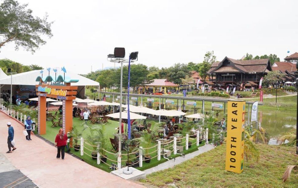 Floating market antara daya tarikan di D'Laman LKIM pada MAHA 2024.