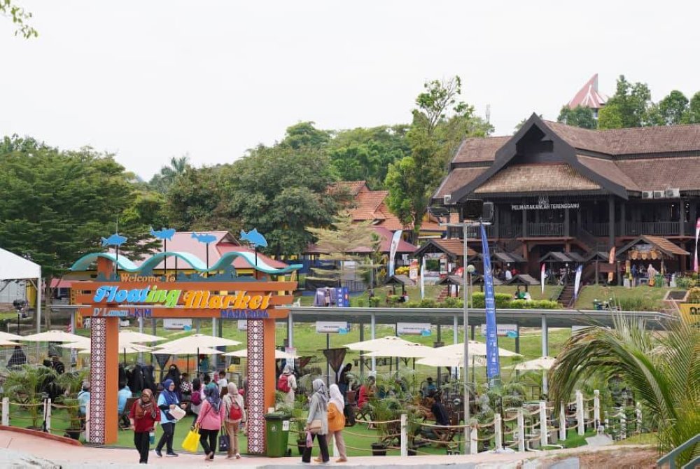 Floating market antara daya tarikan di D'Laman LKIM pada MAHA 2024.