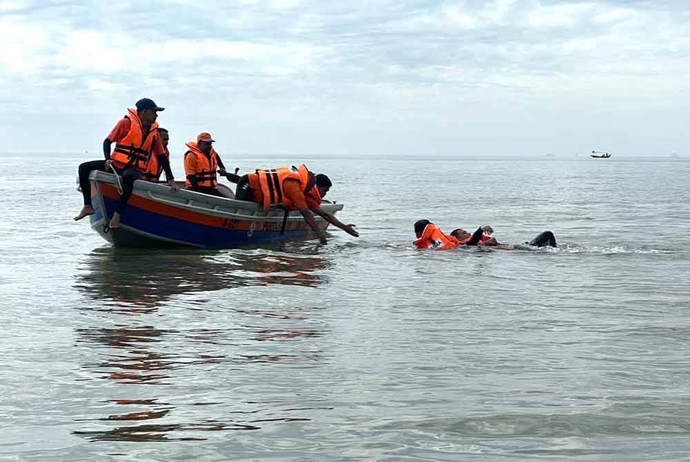 Demonstrasi menyelamat mangsa lemas dilakukan semasa Latihan Persediaan Monson Timur Laut 2024, di Pantai Irama, Bachok.