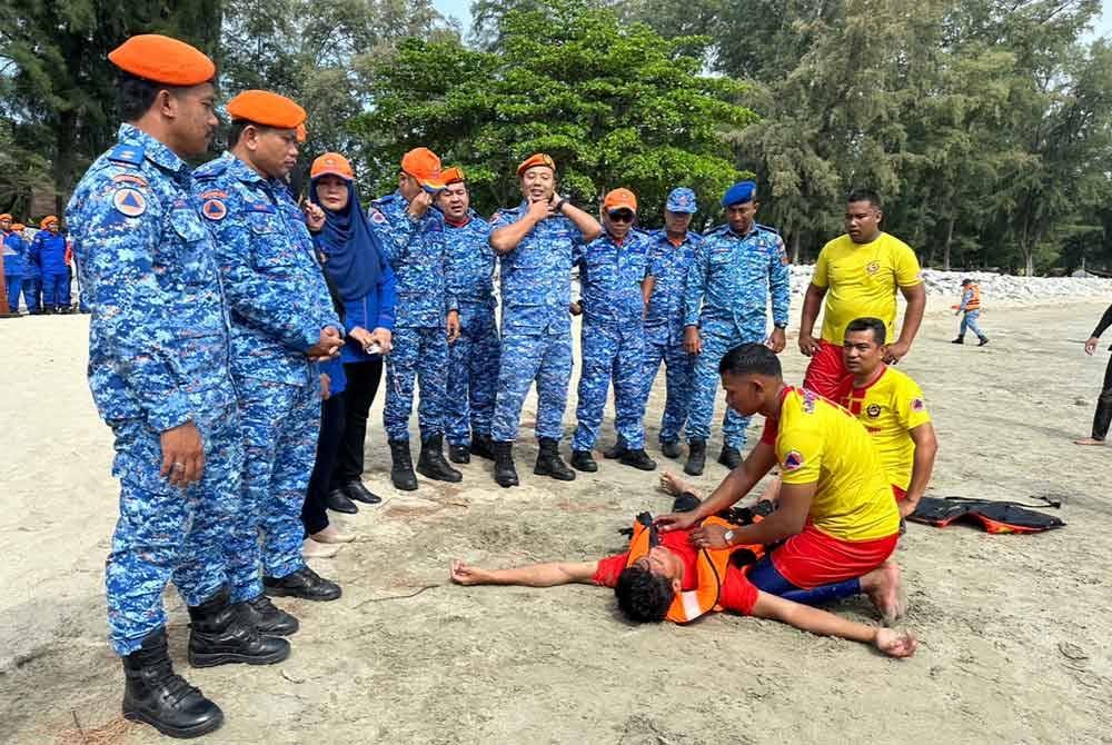 Mohd Adzhar (enam dari kiri) melihat dan menunjukkan cara-cara bantuan pernafasan kecemasan kepada peserta latihan di Bachok.