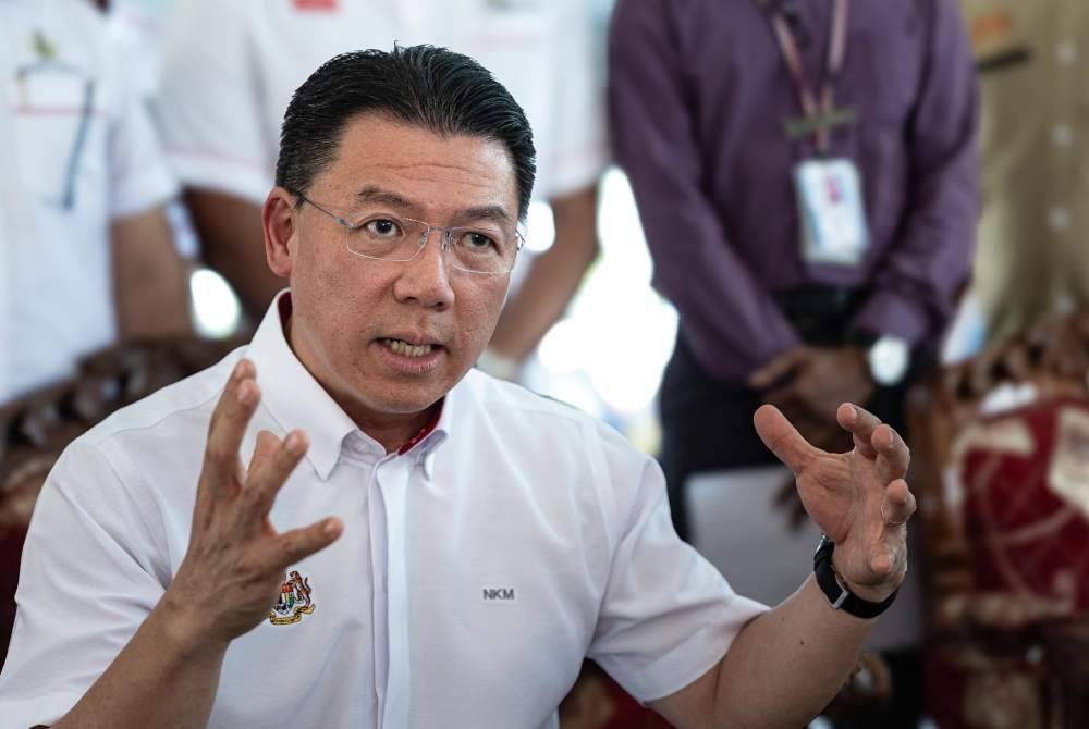 Kor Ming ketika bertemu pengamal media selepas merasmikan parkir awam di Hospital Teluk Intan pada Jumaat. Foto Bernama