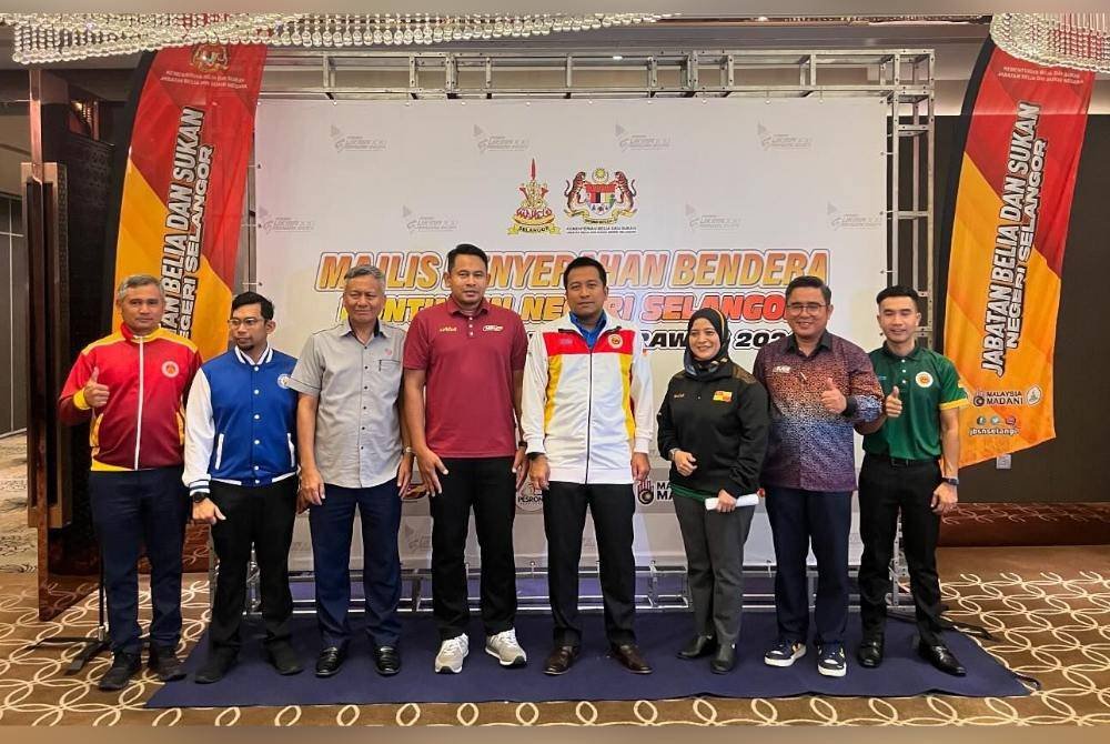 Najwan bersama pengurus acara sukan yang mengalas cabaran kontinjen negeri dalam Para SUKMA Sarawak 2024. Foto Jabatan Belia dan Sukan Negeri Selangor