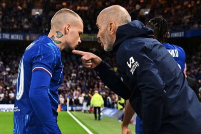 Pengendali Chelsea, Enzo Maresca (kanan) tidak gembira dengan persembahan Mudryk pada aksi kedua EPL menentang Wolves bulan lalu. Foto: Agensi