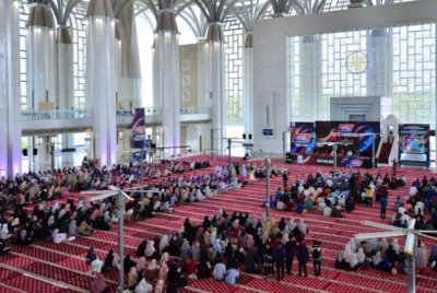 ORANG ramai memenuhi Masjid Tuanku Mizan Zainal Abidin, Putrajaya sempena Malaysia #QuranHour.