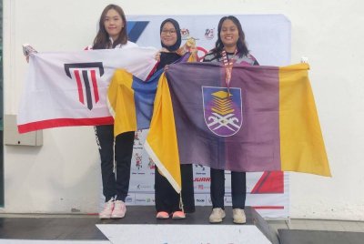 Nur Syamiera (tengah) berjaya menghadiahkan pingat emas acara 1,500 meter renang gaya bebas wanita buat UiTM pada SUKIPT UUM 2024.