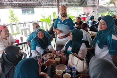 Muhkriz bersama ahli Pejuang di sebuah kedai makan di bandar Kluang pada Jumaat.