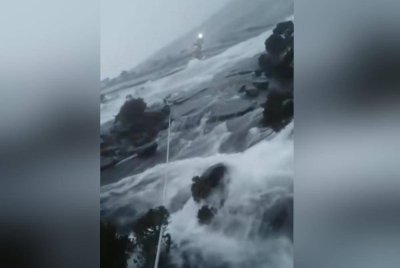 Air mengalir dengan deras di laluan pendakian Gunung Kinabalu.