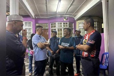 Mohamed Azmin turun ke lapangan melihat persediaan jentera PN menghadapi PRK DUN Mahkota pada 28 September.