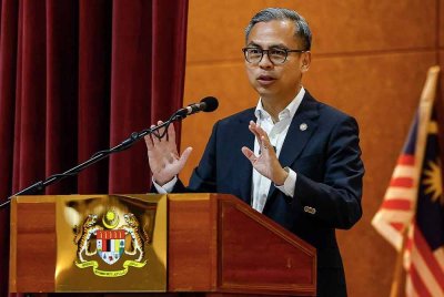 Menteri Komunikasi, Fahmi Fadzil menyampaikan ucapan pada Institut Tadbiran Awam Negara (Intan) Minister's Conversation 2024 Komunikasi Mapan: Simbiosis Kerajaan Madani dan Rakyat di Dewan Serbaguna Intan Bukit Kiara pada Jumaat. Foto Bernama