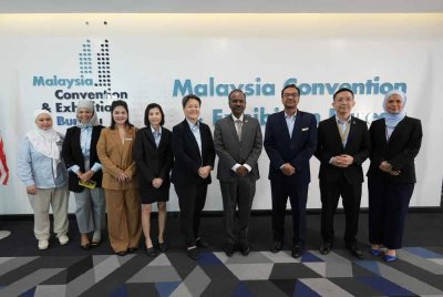 Sivakumar (empat dari kanan) dilantik sebagai pengerusi baharu MyCEB berkuat kuasa 30 Ogos 2024.