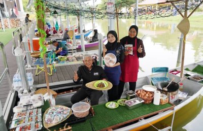 Hamdan bergambar di Floating Market D'Laman LKIM pada MAHA 2024.