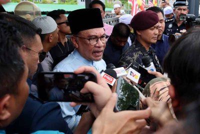 Anwar (tengah) ketika ditemui media selepas menunaikan solat Jumaat di Masjid Al-Iman, Kampung Desa Putra, Sungai Merab, Kajang. Foto Bernama