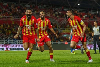 Pemain Selangor FC Ronnie Allan Fernandez Saez (kiri) meraikan gol pertama Selangor FC pada perlawanan Liga Super di Stadium Majlis Bandaraya Petaling Jaya malam tadi. Foto Bernama