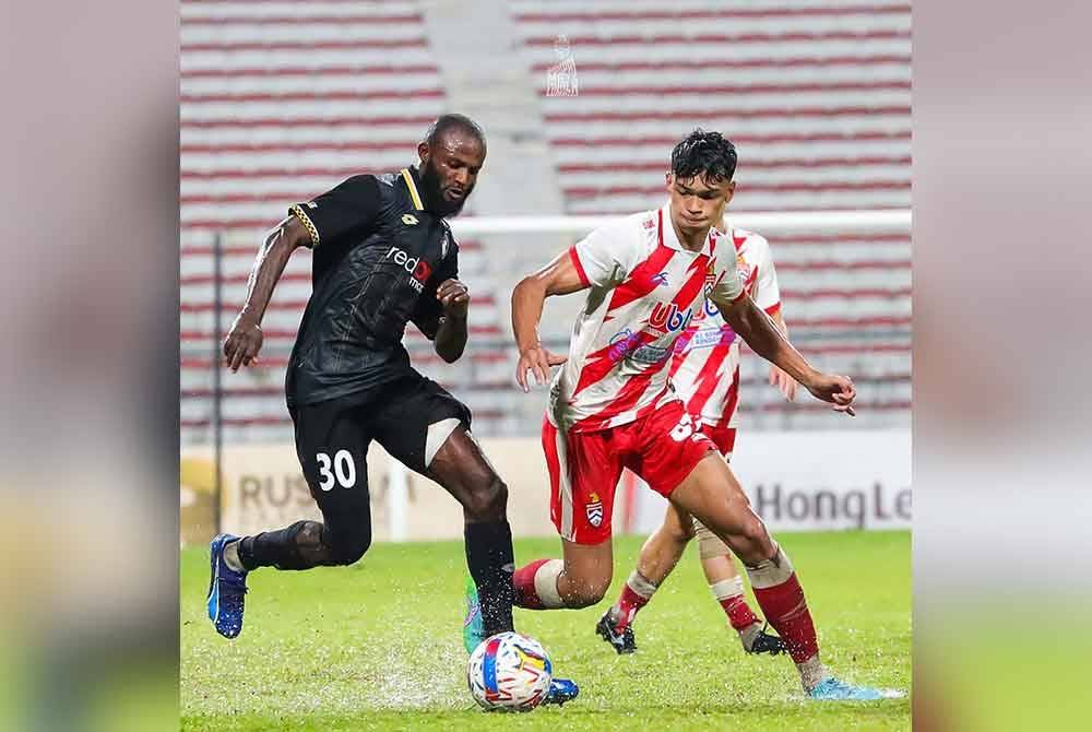 Haqimi (kanan) mahu membalas kepercayaan Kuljanac pada aksi Liga Super menentang KDA FC, Sabtu ini. Foto Kuala Lumpur City