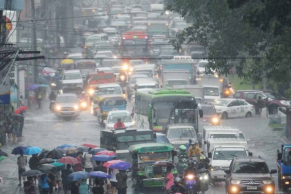 Taufan Yagi yang membawa ribut serta hujan menyebabkan kawasan jalan raya di Manila, Filipina ditenggelami air banjir hingga menyebabkan gangguan lalu lintas.