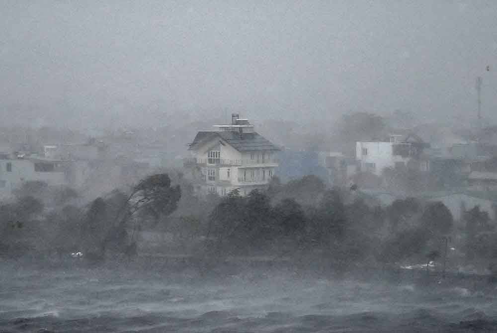Rakaman dari udara menunjukkan angin kencang yang dibawa Taufan Yagi membadai kawasan pantai Phuong Luu, utara Vitenam.