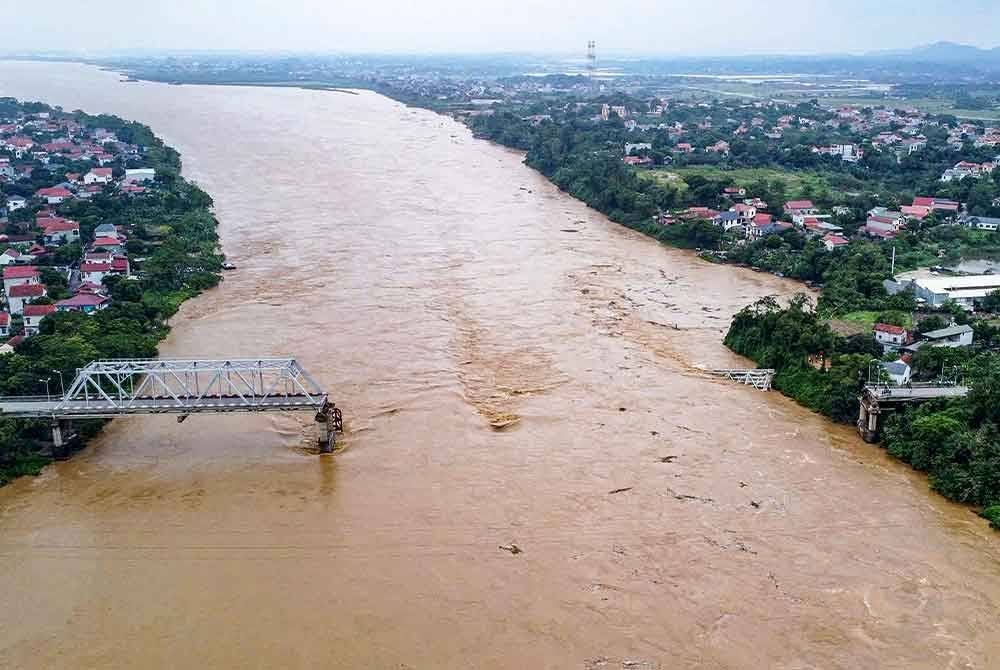Sebuah jambatan runtuh di wilayah Phu Tho, Vietnam.