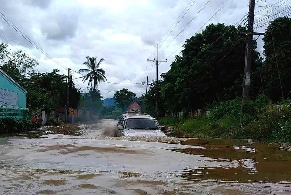 Sebuah kereta meredah air banjir di Chiang Rai, Thailand susulan hujan lebat akibat Taufan Yagi.