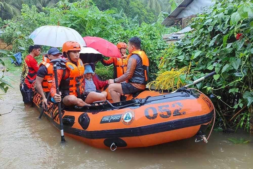 Pengawal Pantai Filipina (PCG) menjalankan operasi menyelamat mangsa banjir akibat Taufan Yagi di Allen, Samar Utara.