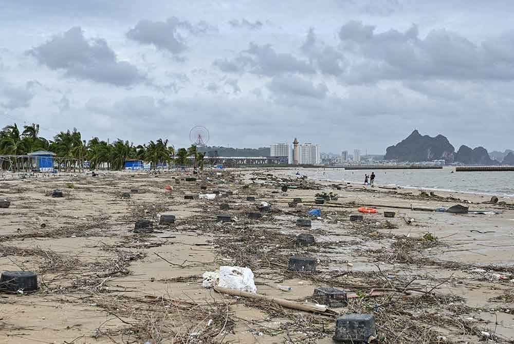 Bagai padang jarak padang tekukur, beginilah keadaan di pantai Bai Chay, Vietnam selepas Taufan Yagi mendarat di kawasan tersebut.