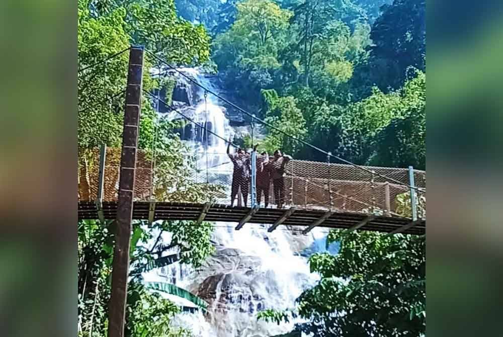 Jambatan gantung antara laluan ikonik di Taman Eko-Rimba Lata Kinjang yang menjanjikan pemandangan memukau bagi pengunjung berswafoto.