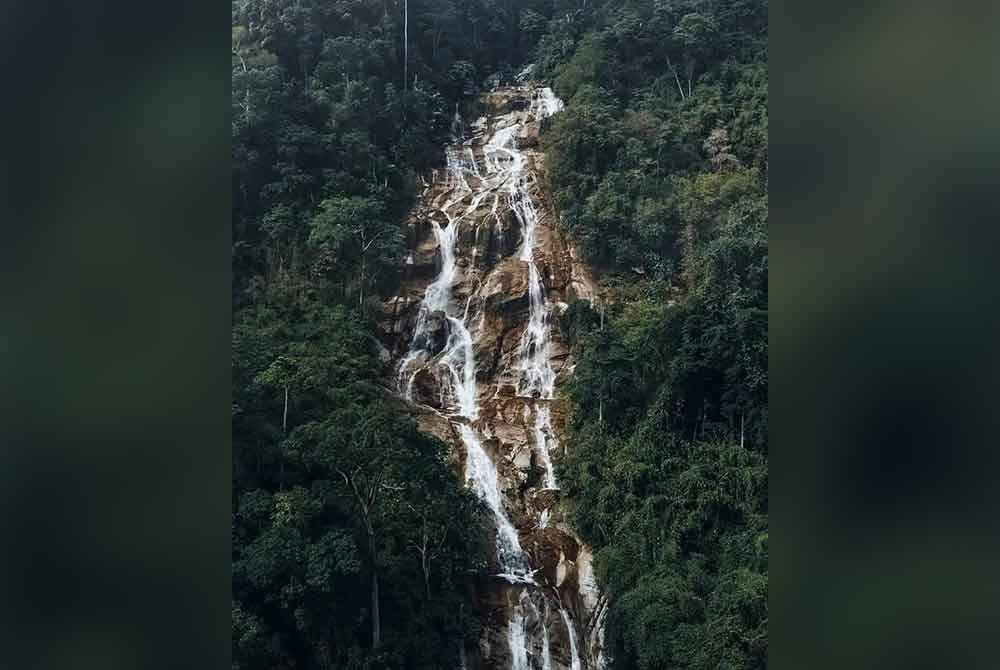 Air terjun berketinggian 850 meter boleh dilihat dengan jelas ketika melewati Lebuhraya Utara Selatan laluan dari Tapah ke Gopeng.