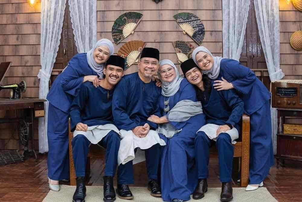 Raihana (kanan) dan keluarganya.