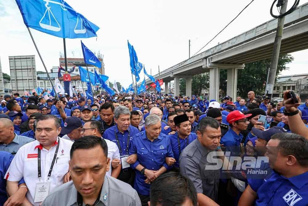 Timbalan Perdana Menteri Datuk Seri Dr Ahmad Zahid Hamidi yang juga Presiden UMNO mengiringi calon BN Syed Hussien Syed Abdullah pada hari penamaan calon bagi Pilihan Raya Kecil (PRK) Dewan Undangan Negeri (DUN) Mahkota di Dewan Tunku Ibrahim Ismail hari ini.